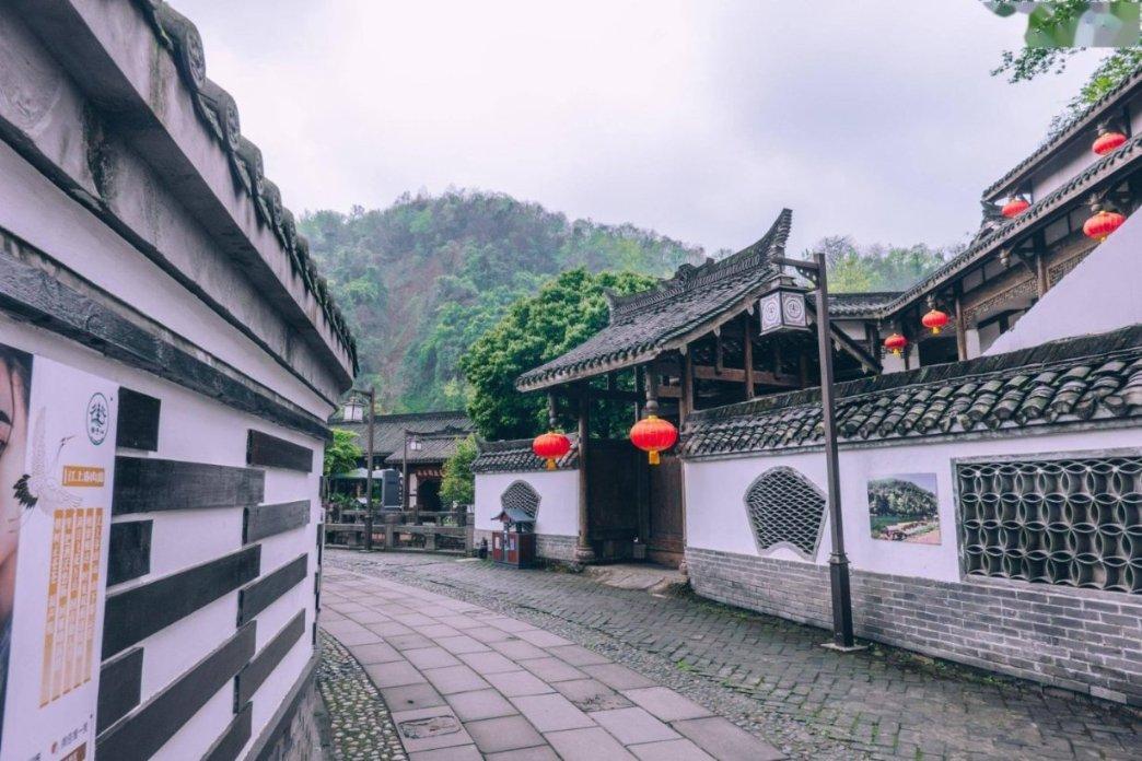 在操场上跑步时,佳佳不小心踩到了前面同学的鞋子我们应该怎么做?|中文百科|生活百科